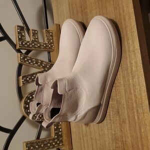 Vessi Uptown Chelsea 100% Waterproof Stylish Cream Ankle Sneaker Boots Sz 9.5